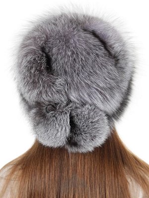 ШапкаТесса Цвета Серебро Шапка «Тесса» - женский головной убор из цельной шкурки натурального меха норвежской лисы. Объемная модель с высокой прямой тульей, украшенная сзади пышными помпонами. В тепло