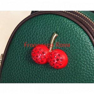 Callia Маленькая стильная женская сумочка. Лицевая сторона украшена красными яркими вишнями Размеры: длина - 14 см, ширина – 85 см, высота - 17,5 см. В сумке находятся три отдела на молнии. В каждый и