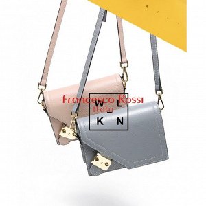 Lukos Маленькая сумка в лаконичном дизайне из натуральной кожи, представленная в нескольких цветах. Размеры: длина - 18 см, ширина - 7 см, высота - 12 см. Имеет прямоугольную форму. Внутрь нее поместя