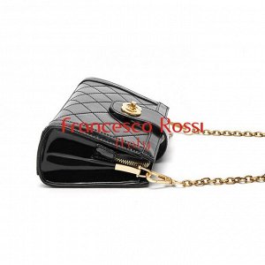 Luxurious Маленькая женская сумка из натуральной кожи, представленная в черном и белом цветах. Размеры: длина - 22 см, ширина - 8 см, высота - 14 см. Носится на тонкой регулируемой цепочке с кожаной в