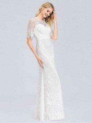 Белое длинное вечернее платье с кружевным принтом .
