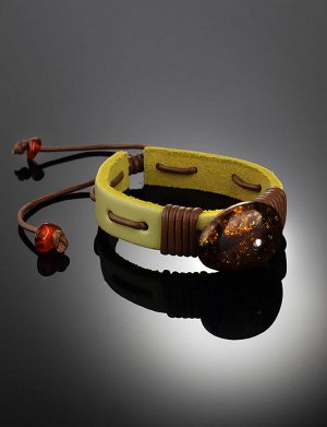 Яркий браслет из жёлтой кожи с овальным зелёным янтарём «Копакабана», 905009171