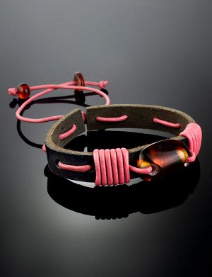 Кожаный браслет тёмно-коричневого цвета, переплетённый розовым шнурком с ярким коньячным янтарём «Копакабана», 905009175