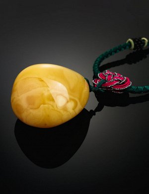 Колье на шнурке с объёмным кулоном из цельного медового янтаря «Пекин», 906107175