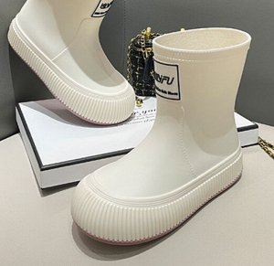 Резиновые сапоги короткие на толстой подошве, белые