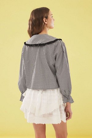Черная рубашка из ткани с регулярным рисунком в клетку с большим воротником