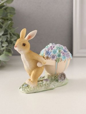 Фигурка полистоун «Зайчик с тележкой роз и незабудок», 11x6x10.5 см