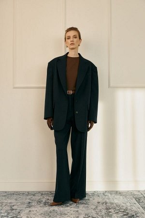 Брюки Комфортные брюки из костюмной поливискозы. Прямые свободные брюки с высокой посадкой и  стрелками. Боковые карманы, застежка-гульфик на молнию и пуговицу.
Материал — Костюмная ткань
Состав — 55%