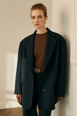 Жакет Трендовый  жакет свободного кроя. Жакет oversize  со спущенной и расширенной линией плеча. На полочке прорезные карманы с клапанами, по спинке две  шлицы по бокам. Застежка на пуговицы и петли.
