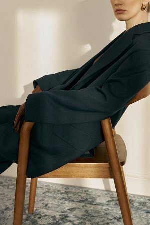 Жакет Трендовый  жакет свободного кроя. Жакет oversize  со спущенной и расширенной линией плеча. На полочке прорезные карманы с клапанами, по спинке две  шлицы по бокам. Застежка на пуговицы и петли.
