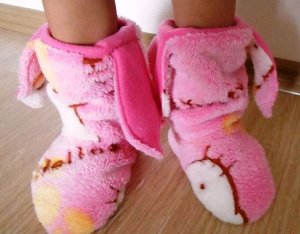Тапочки Чудные яркие теплые дышащие закрытые тапочки – то, что нужно для Вашей малышни! В них детским ножкам будет тепло и уютно. За счёт того, что тапочки полностью «обнимают» ножки Вы будете спокойн
