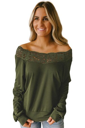 Зеленая блуза с длинными рукавами и кружевной каймой вдоль широкого выреза