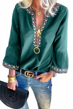 Зеленая блуза с орнаментом по краю в стиле бохо и воланами на рукавах