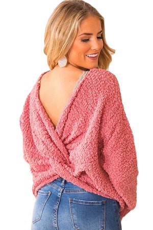 Розовый свитер с декоративным узлом и вырезом на спине