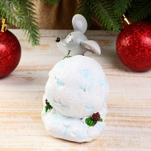 Сувенир полистоун "Мышонок в шарфике лепит снежный шар" 10х7х9,5 см
