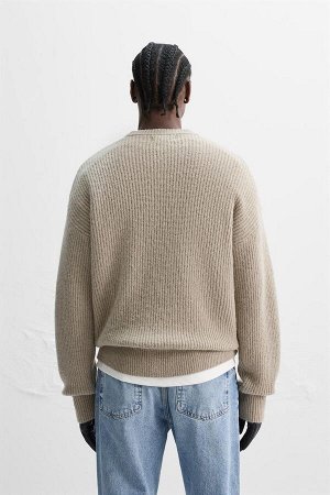 Трикотаж ЦВЕТ как на первом фото СВИТЕР С ТЕКСТУРНЫМ УЗОРОМ – ОГРАНИЧЕННАЯ ВЕРСИЯ (PULLOVER MIT STRUKTURMUSTER – LIMITED EDITION) Свитер свободного кроя из пряжи с добавлением шерсти. Круглый вырез и 