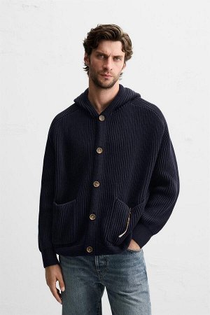 Трикотаж ЦВЕТ как на первом фото Куртка левого кроя с капюшоном (LINKSGESTRICKTE JACKE MIT KAPUZE) Кардиган свободного кроя из хлопковой пряжи. Капюшон и длинные рукава. Накладные карманы на бедрах. Р
