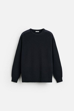 Трикотаж ЦВЕТ как на первом фото СВИТЕР С КОНТРАСТНЫМИ НАШИВКАМИ (PULLOVER MIT ABGESETZTEN AUFN?HERN) Свитер свободного кроя. Круглый вырез и длинные рукава. На плечах и локтях нашивки из комбинирован