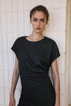 платье ЦВЕТ как на первом фото ПЛАТЬЕ С ДЕКОРАТИВНЫМИ СКЛАДКАМИ (KLEID MIT ZIERFALTEN) Платье миди с круглым вырезом и короткими рукавами. Драпированная ткань. СОСТАВ МАТЕРИАЛА, ИНСТРУКЦИИ ПО УХОДУ И 