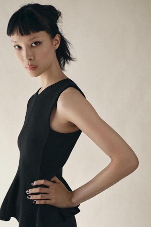 топ ЦВЕТ как на первом фото Текстурированный топ с баской (PEPLUM-TOP MIT STRUKTUR) Топ с V-образным вырезом и безрукавками. Ткань со структурой. Подол с баской. СОСТАВ МАТЕРИАЛА, ИНСТРУКЦИИ ПО УХОДУ 