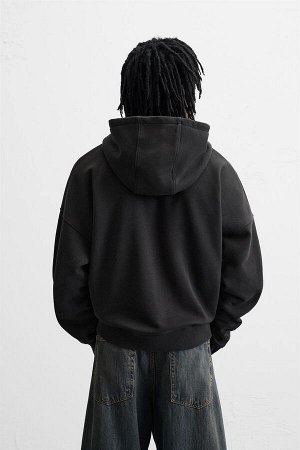 Свитшот ЦВЕТ как на первом фото СЛИВАЯ КАПЮШОН С ПРИНТОМ НА МОЛНИИ (VERWASCHENES HOODIE MIT REISSVERSCHLUSS UND PRINT) Свободная толстовка с капюшоном из хлопчатобумажной ткани с начесом внутри. Капюш