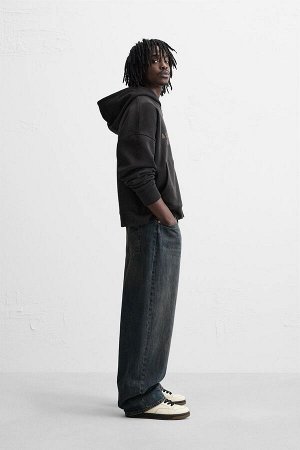 Свитшот ЦВЕТ как на первом фото СЛИВАЯ КАПЮШОН С ПРИНТОМ НА МОЛНИИ (VERWASCHENES HOODIE MIT REISSVERSCHLUSS UND PRINT) Свободная толстовка с капюшоном из хлопчатобумажной ткани с начесом внутри. Капюш