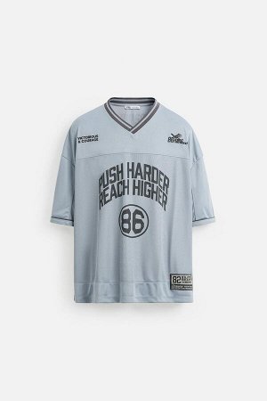 Футбока ЦВЕТ как на первом фото ФУТБОЛКА С УНИВЕРСИТЕТСКОЙ СТРУКТУРОЙ (T-SHIRT MIT VARSITY-STRUKTUR) Футболка свободного кроя из функциональной ткани с открытым, эластичным фактурным рисунком. V-образ