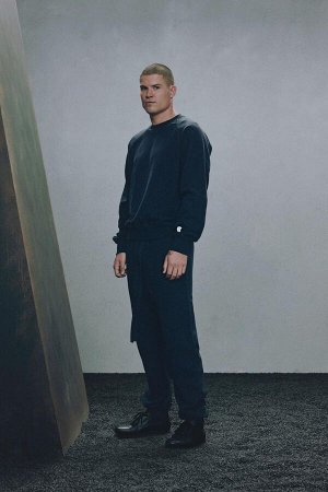 Свитшот ЦВЕТ как на первом фото СЛИТАЯ СВИТШОТ С КРУГЛЫМ ВЫРЕЗОМ X SR_A (VERWASCHENES CREWNECK-SWEATSHIRT X SR_A) Свитшот свободного кроя из плотной хлопчатобумажной ткани с начесом внутри. Круглый вы