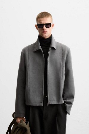 Жакет ЦВЕТ как на первом фото УКОРОЧЕННАЯ КУРТКА СО ШВАМИ (CROPPED-FIT-JACKE MIT N?HTEN) Короткая куртка укороченного кроя. Воротник с лацканами и длинные рукава с застежками-кнопками на манжетах. Кар