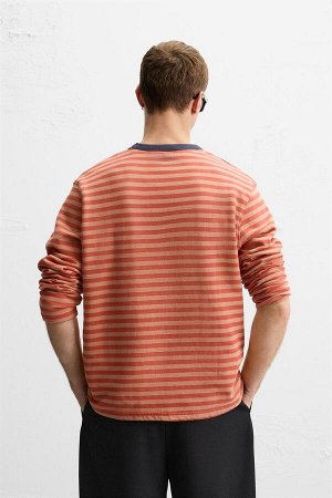 Футбока ЦВЕТ как на первом фото ПОЛОСАТАЯ КОФТА С ЭФФЕКТОМ ПОТЕРТОСТИ (GESTREIFTES SWEATSHIRT IN VERWASCHENER OPTIK) Свитшот свободного кроя. Круглый вырез и длинные рукава. Выцветший вид. Каждое изде