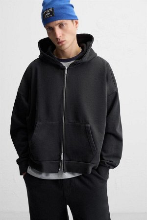 Свитшот ЦВЕТ как на первом фото СВИТШОТ С КАПЮШОНОМ И ЭФФЕКТОМ ПОТЕРТОСТИ (SWEATSHIRT MIT VERWASCHENER OPTIK UND KAPUZE) Толстовка свободного кроя. Капюшон и длинные рукава. Поясная сумка спереди. Реб