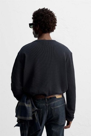 Футбока ЦВЕТ как на первом фото ФУТБОЛКА С КЛЕТЧАТЫМ ТЕКСТУРНЫМ РИСУНКОМ (T-SHIRT MIT KARO-STRUKTURMUSTER) Футболка прямого кроя из плотной структурированной хлопчатобумажной ткани. Круглый вырез и дл