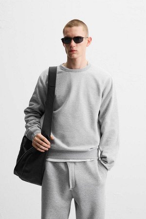 Свитшот ЦВЕТ как на первом фото ТЯЖЕЛАЯ ТОЛСТОВКА С КРУГЛЫМ ВЫРЕЗОМ (CREW-NECK-SWEATSHIRT HEAVY WEIGHT) Свитшот свободного кроя из плотной хлопчатобумажной ткани. Круглый вырез и длинные рукава. Ребри