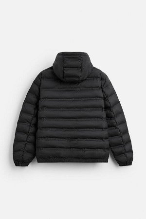 Жакет ЦВЕТ как на первом фото ЛЕГКАЯ КУРТКА (LEICHTE JACKE) Куртка на легкой подкладке, классического кроя. Высокий воротник с регулируемым капюшоном и длинными рукавами. Набедренные карманы и внутрен
