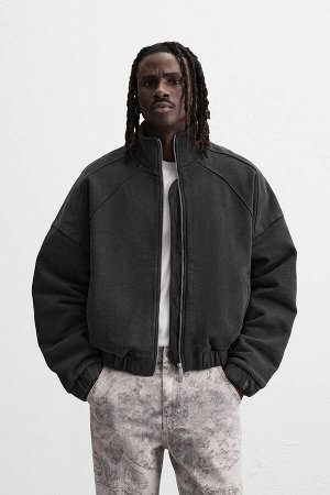 Жакет ЦВЕТ как на первом фото СТИРАННАЯ КУРТКА НА МОЛНИИ (VERWASCHENE JACKE MIT REISSVERSCHLUSS) Толстовка свободного кроя. Высокий воротник и длинные рукава. Карманы на бедрах. Эластичный подол. Заст