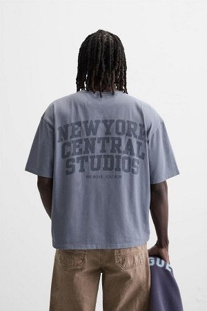 Футбока ЦВЕТ как на первом фото СТЕРТАЯ ФУТБОЛКА С ПРИНТОМ (VERWASCHENES T-SHIRT MIT AUFSCHRIFT) Футболка свободного кроя. Круглый вырез и короткие рукава. Контрастный принт на спине. Выцветший вид. К