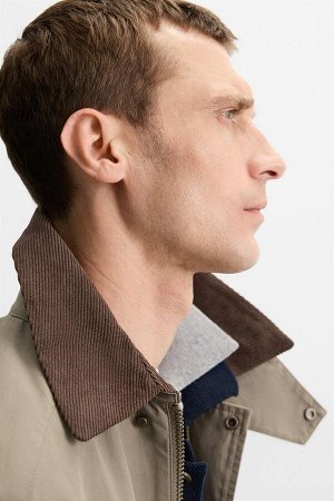 Жакет ЦВЕТ как на первом фото КУРТКА С КОНТРАСТНЫМ ВОРОТНИКОМ (JACKE MIT FARBLICH ABGESETZTEM KRAGEN) Куртка свободного кроя из хлопчатобумажной ткани с бархатистой отделкой. Контрастный воротник с ла