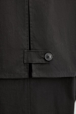 Жакет ЦВЕТ как на первом фото КОРОТКИЙ ТРЕНЧ ИЗ ФУНКЦИОНАЛЬНОЙ ТКАНИ (KURZER TRENCHCOAT AUS FUNKTIONSGEWEBE) Короткий тренч из легкой функциональной ткани. Воротник-лацкан и длинные рукава. Потайные к