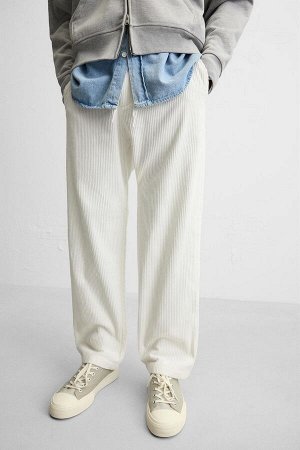 Брюки ЦВЕТ как на первом фото БРЮКИ ИЗ ВЕЛЬВЕТА – КОМФОРТ (KORDHOSE – COMFORT) Брюки классического кроя. Эластичный пояс с завязкой. Передние карманы и задние прорезные карманы. Застежка-молния и пуго