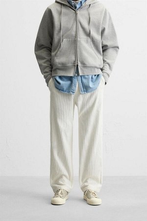 Брюки ЦВЕТ как на первом фото БРЮКИ ИЗ ВЕЛЬВЕТА – КОМФОРТ (KORDHOSE – COMFORT) Брюки классического кроя. Эластичный пояс с завязкой. Передние карманы и задние прорезные карманы. Застежка-молния и пуго