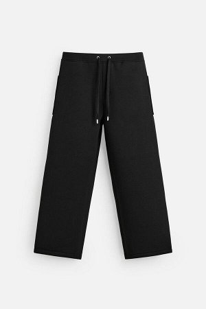 Брюки ЦВЕТ как на первом фото Широкие брюки-джоггеры (WIDE-FIT-JOGGER) Широкие спортивные брюки из плотной функциональной ткани с высокой эластичностью. Эластичный пояс с завязкой. Боковые карманы и н