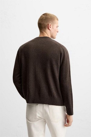 Трикотаж ЦВЕТ как на первом фото ШЕРСТЯНОЙ КАРДИГАН (WOLL-CARDIGAN) Кардиган свободного кроя из пряжи из шерсти. V-образный вырез и длинные рукава. Ребристые манжеты. Застежка на пуговицы спереди. СОС