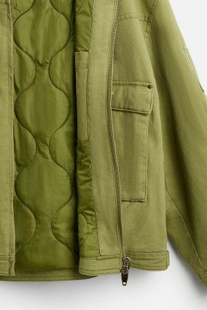 Жакет ЦВЕТ как на первом фото КУРТКА С КОНТРАСТНЫМ ВОРОТНИКОМ (JACKE MIT KONTRASTKRAGEN) Куртка свободного кроя из хлопчатобумажной парусины с внутренней подкладкой. Контрастный воротник с лацканами. 