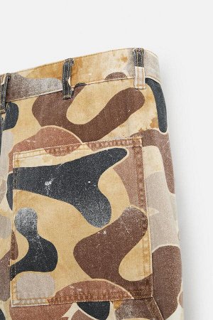 Брюки ЦВЕТ как на первом фото БРЮКИ ПЛОТНИКА С АБСТРАКТНЫМ ПРИНТОМ (ZIMMERMANNSHOSE MIT ABSTRAKTEM PRINT) Брюки свободного кроя из хлопчатобумажной ткани. Передние карманы и накладные задние карманы. 