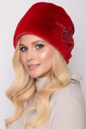 Шапка Элегантная женская шапка мягкой формы из искусственного меха (имитация – кролик), насыщенно красного цвета.

Молодёжная удлинённая шапка на подкладке. На затылочной части мягкая сборка. Боковая 