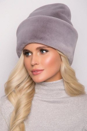 Шапка Элегантная женская шапка мягкой формы из искусственного меха.