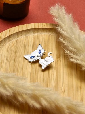 Брошь «Кошечка» хитрая, цвет бело-голубой в серебре