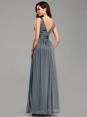 Вечернее длинное серое платье с V-образным вырезом на бретельках из блестящей ткани