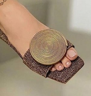 Женские шлепанцы на низком каблуке с декором, коричневые