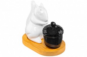 Набор для специй 2 пр. 9,8*6*9 см "Белочка с черным желудем" на деревянной подставке